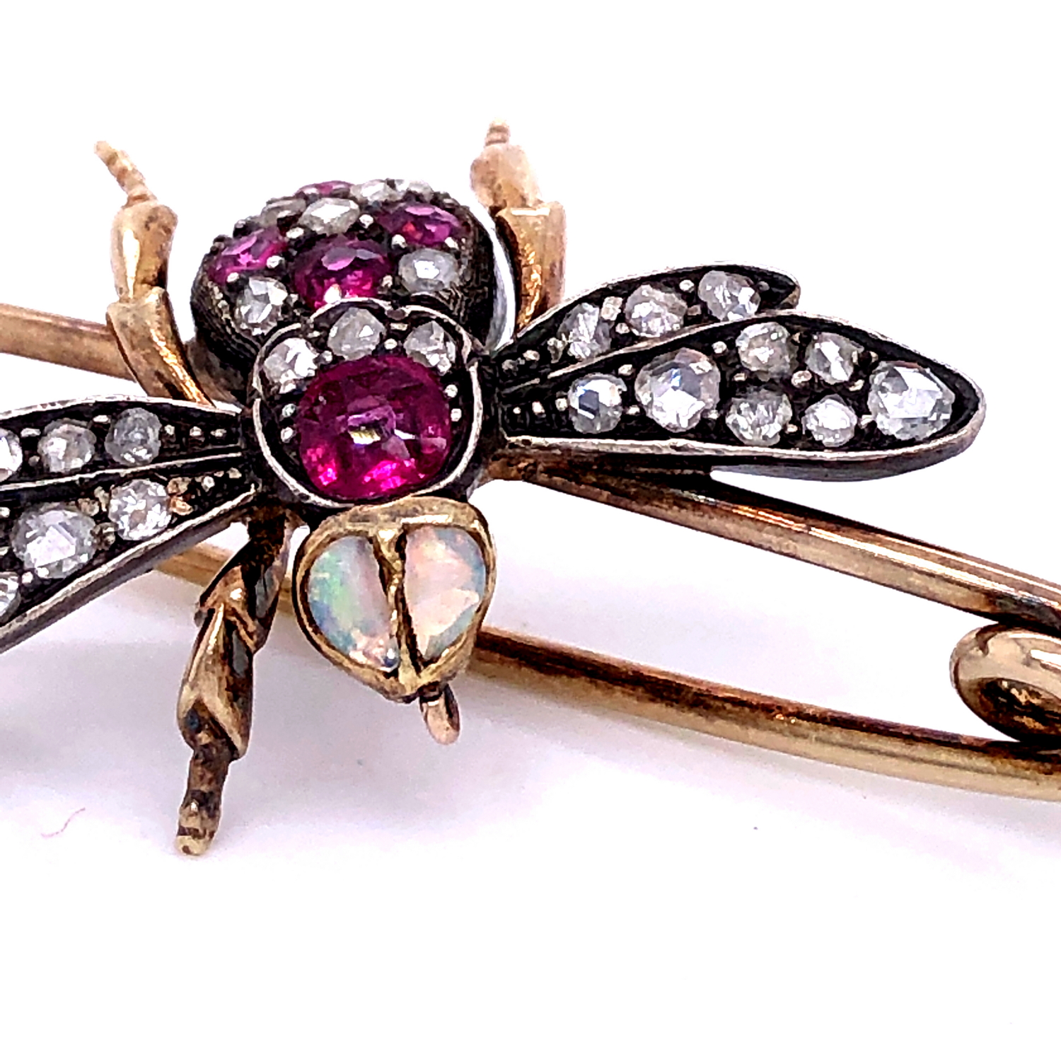 AN ANTIQUE GOLD AND GEMSET BEE BROOCH. THE BODY OF THE BEE IS SET WITH OLD CUT RUBIES AND DIAMONDS - Image 10 of 13