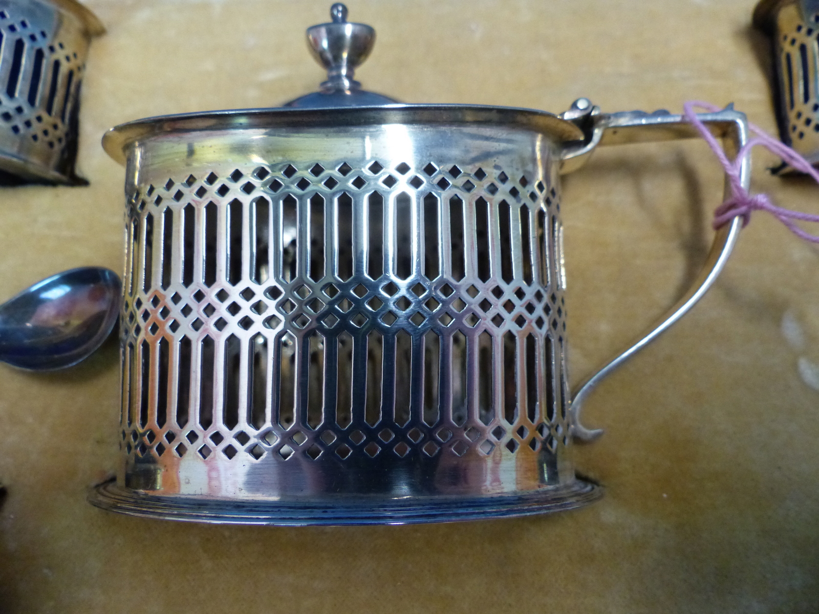 A CASED HALLMARKED SILVER FIVE PIECE CRUET SET WITH ASSOCIATED SPOONS. - Image 3 of 6