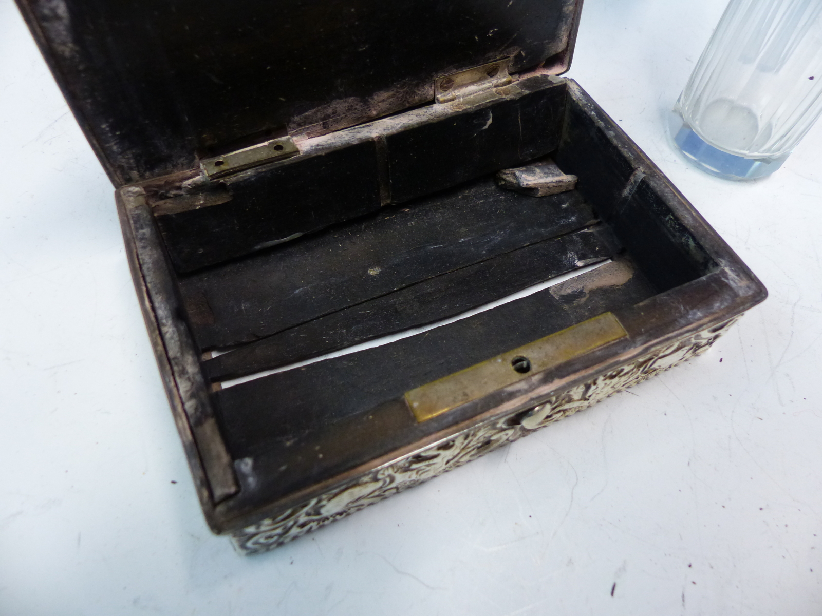 AN ANTIQUE HALLMARKED SILVER RUPOSSE DECORATED EBONY LINED SMALL DRESSING TABLE BOX, TOGETHER WITH - Image 5 of 9