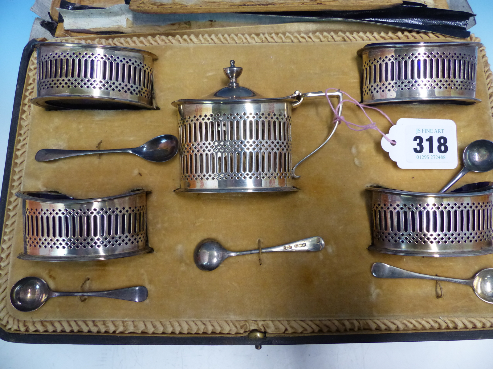 A CASED HALLMARKED SILVER FIVE PIECE CRUET SET WITH ASSOCIATED SPOONS.