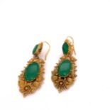 A PAIR OF ANTIQUE FILIGREE AND GREEN FACETED GEMSTONE ARTICULATED DROP EARRINGS, IN THE 17th C.