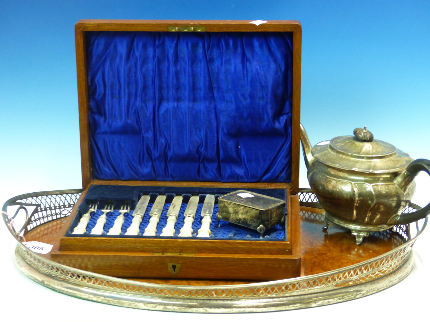 A VICTORIAN HALLMARKED SILVER PIERCED RIM GALLERY TRAY WITH WALNUT BASE TOGETHER WITH A HALLMARKED