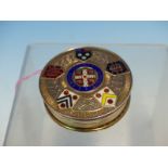 A VINTAGE SILVER ARMORIAL ENAMELLED DECORATED HINGED LID BOX WITH LATIN INSCRIPTION LABOR OMNIA