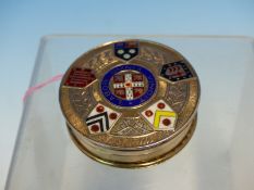 A VINTAGE SILVER ARMORIAL ENAMELLED DECORATED HINGED LID BOX WITH LATIN INSCRIPTION LABOR OMNIA