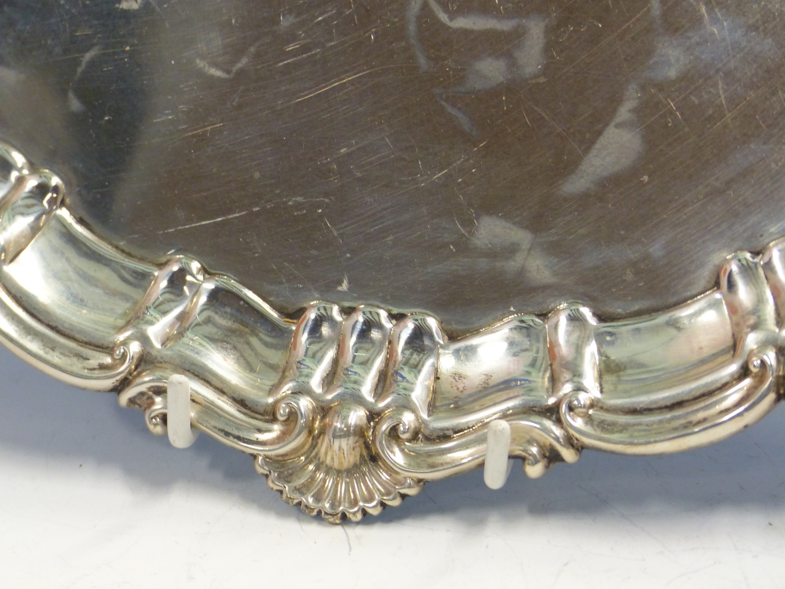 AN ANTIQUE HALLMARKED SILVER PRESENTATION WINE TRAY WITH FLUTED AND SHELL RIM AND THREE FEET.DATED - Image 5 of 6