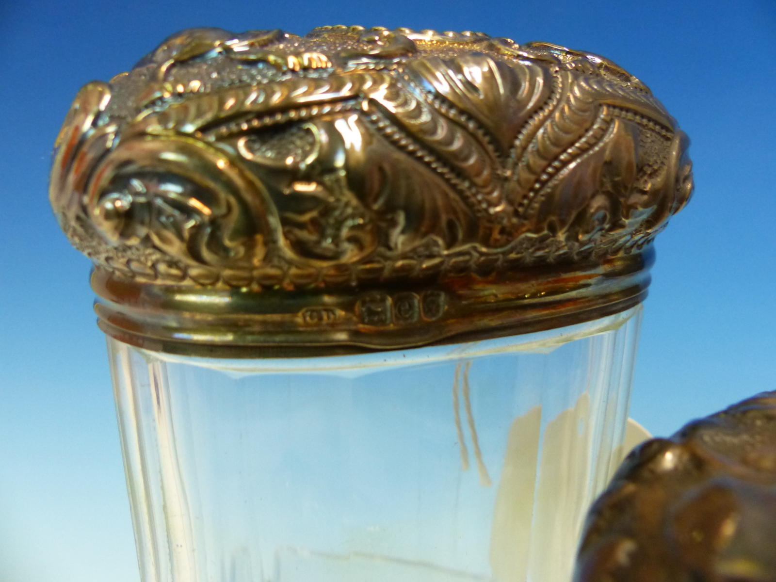 AN ANTIQUE HALLMARKED SILVER RUPOSSE DECORATED EBONY LINED SMALL DRESSING TABLE BOX, TOGETHER WITH - Image 9 of 9
