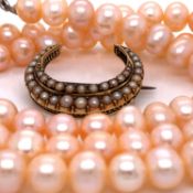 A MATCHING PINK/PEACH PEARL NECKLACE AND BRACELET SET AND A GOLD AND SEED PEARL CRESCENT MOON