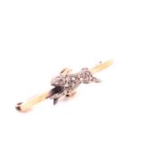 AN ANTIQUE VICTORIAN DIAMOND SET RUNNING HARE BAR BROOCH. THE OLD CUT DIAMOND BODY IN A PAVE