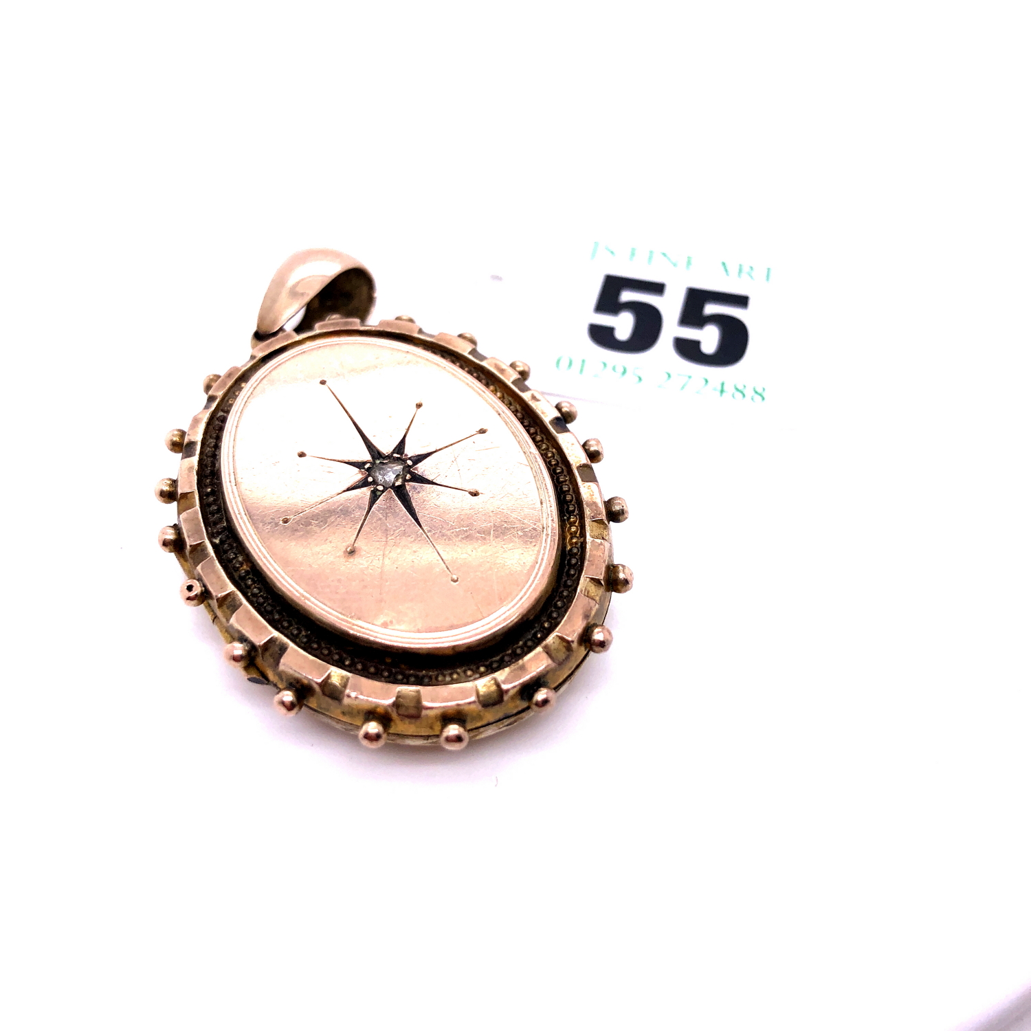 AN ANTIQUE VICTORIAN OVAL GOLD LOCKET WITH AN OLD CUT DIAMOND IN A STARBURST SETTING AND AN ORNATE - Image 9 of 9