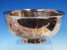 A SILVER HALLMARKED HAMMERED LARGE BOWL DATED 1963 LONDON, FOR LESLIE GORDON DURBIN, DIAMETER 26.