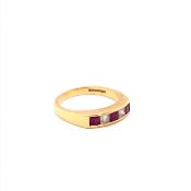 AN 18ct GOLD HALLMARKED RUBY AND DIAMOND PRINCESS CUT, CHANNEL SET HALF HOOP RING. FINGER SIZE O 1/