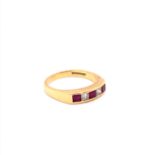 AN 18ct GOLD HALLMARKED RUBY AND DIAMOND PRINCESS CUT, CHANNEL SET HALF HOOP RING. FINGER SIZE O 1/