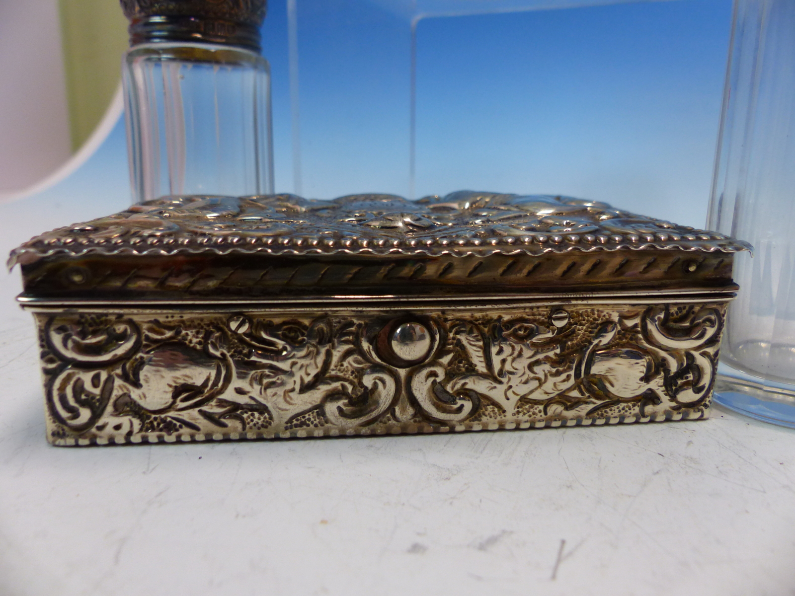 AN ANTIQUE HALLMARKED SILVER RUPOSSE DECORATED EBONY LINED SMALL DRESSING TABLE BOX, TOGETHER WITH - Image 3 of 9