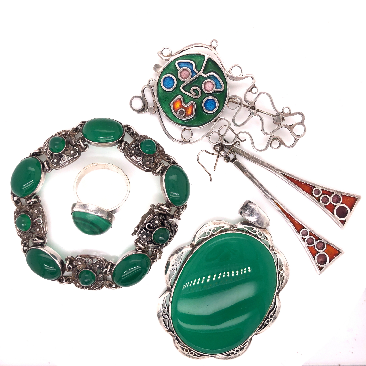 A PAIR OF NORMAN GRANT SILVER AND ENAMEL DROP EARRINGS AND A NORMAN GRANT SILVER AND ENAMEL BROOCH