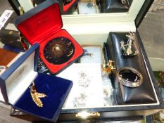 A JEWELLERY BOX AND QTY OF ANTIQUE AND LATER JEWELLERY.