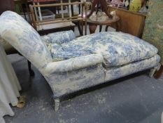 AN EDWARDIAN CHAISE LONGUE/ DAY BED.