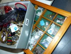 A JEWELLERY DISPLAY CASE AND A QTY OF BANGLES, NECKLACES, ETC.
