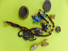 A SMALL COLLECTION OF ANTIQUE JEWELLERY.