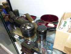 A QTY OF ANTIQUE BOXES, TREEN AND COLECTABLES.