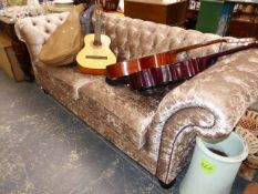 A GOOD QUALITY BUTTON UPHOLSTERED CHESTERFIELD SETTEE.