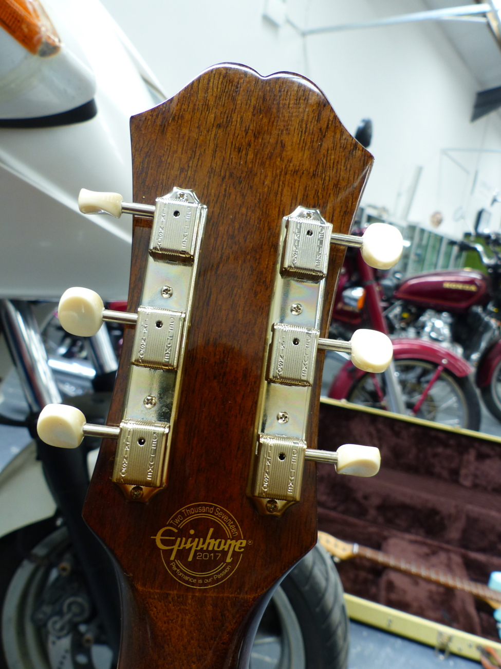 A EPIPHONE ACCOUSTIC GUITAR IN CARRYING CASE. - Image 28 of 29