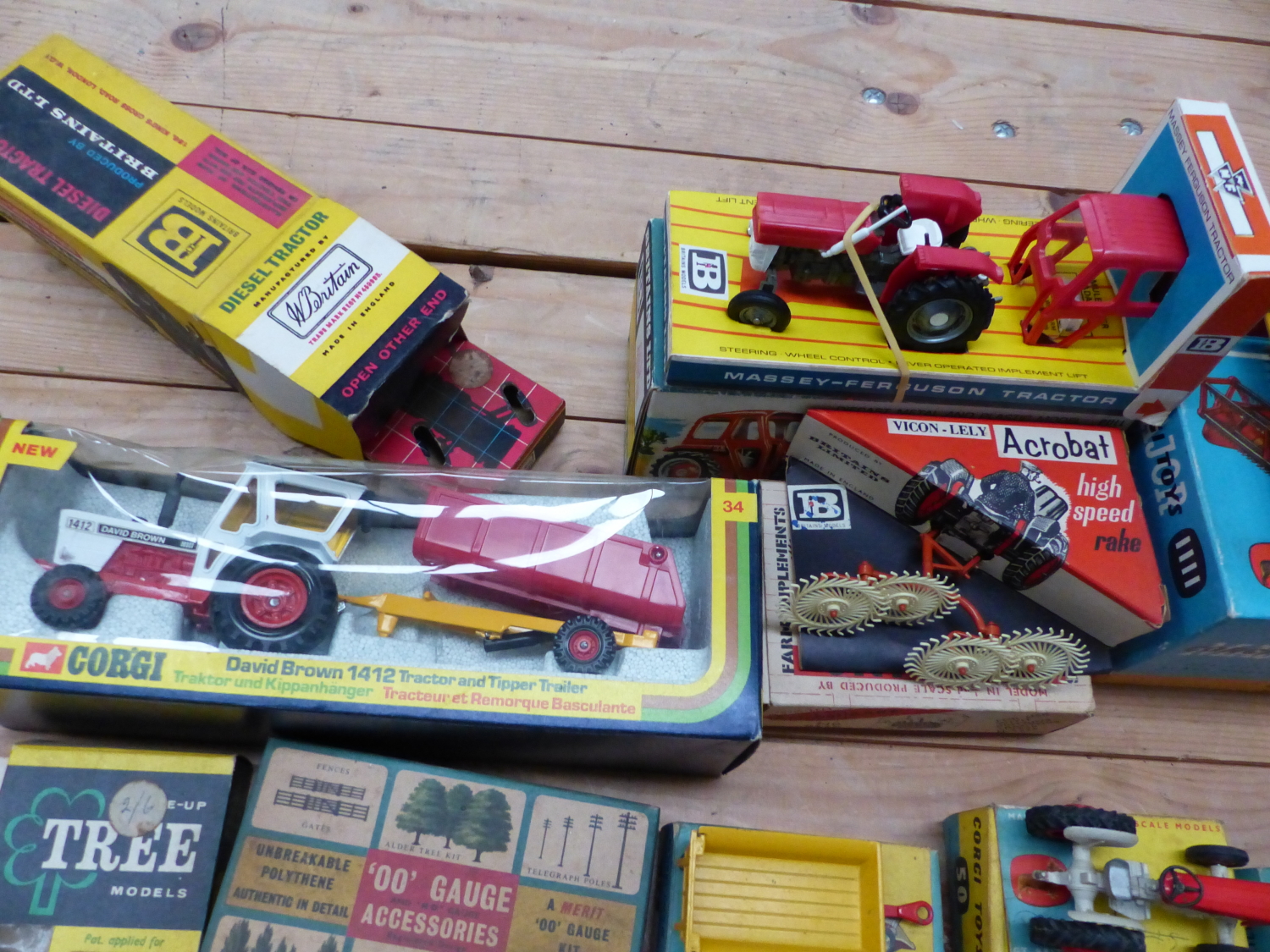 A COLLECTION OF BRITAINS, DINKY AND CORGI TOY FARM VEHICLES, TREES AND ANIMALS. - Image 14 of 19
