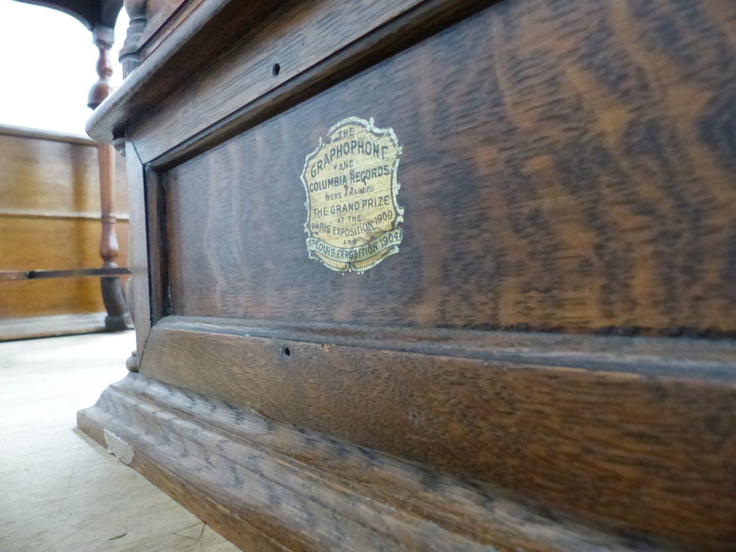 AN OAK CASED GRAPHOPHONE CYLINDER DISC PLAYER THE ROUND ARCHED LIFT OFF LID OVER THE PLAYER MOVEMENT - Image 12 of 12