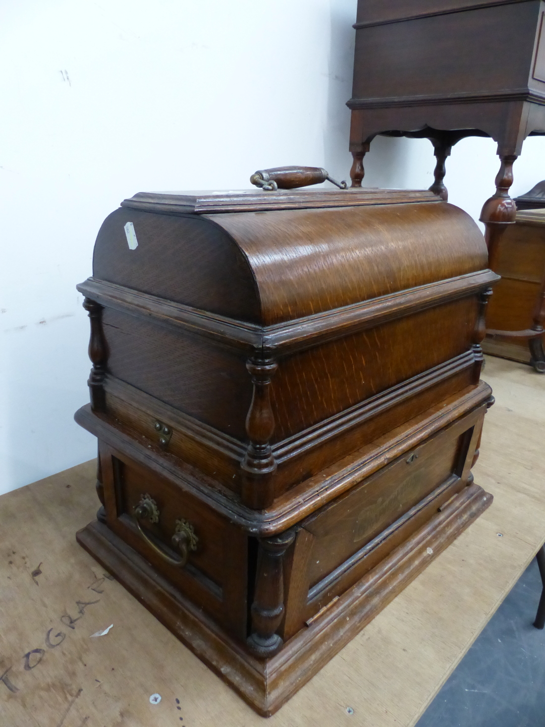 AN OAK CASED GRAPHOPHONE CYLINDER DISC PLAYER THE ROUND ARCHED LIFT OFF LID OVER THE PLAYER MOVEMENT - Image 11 of 12