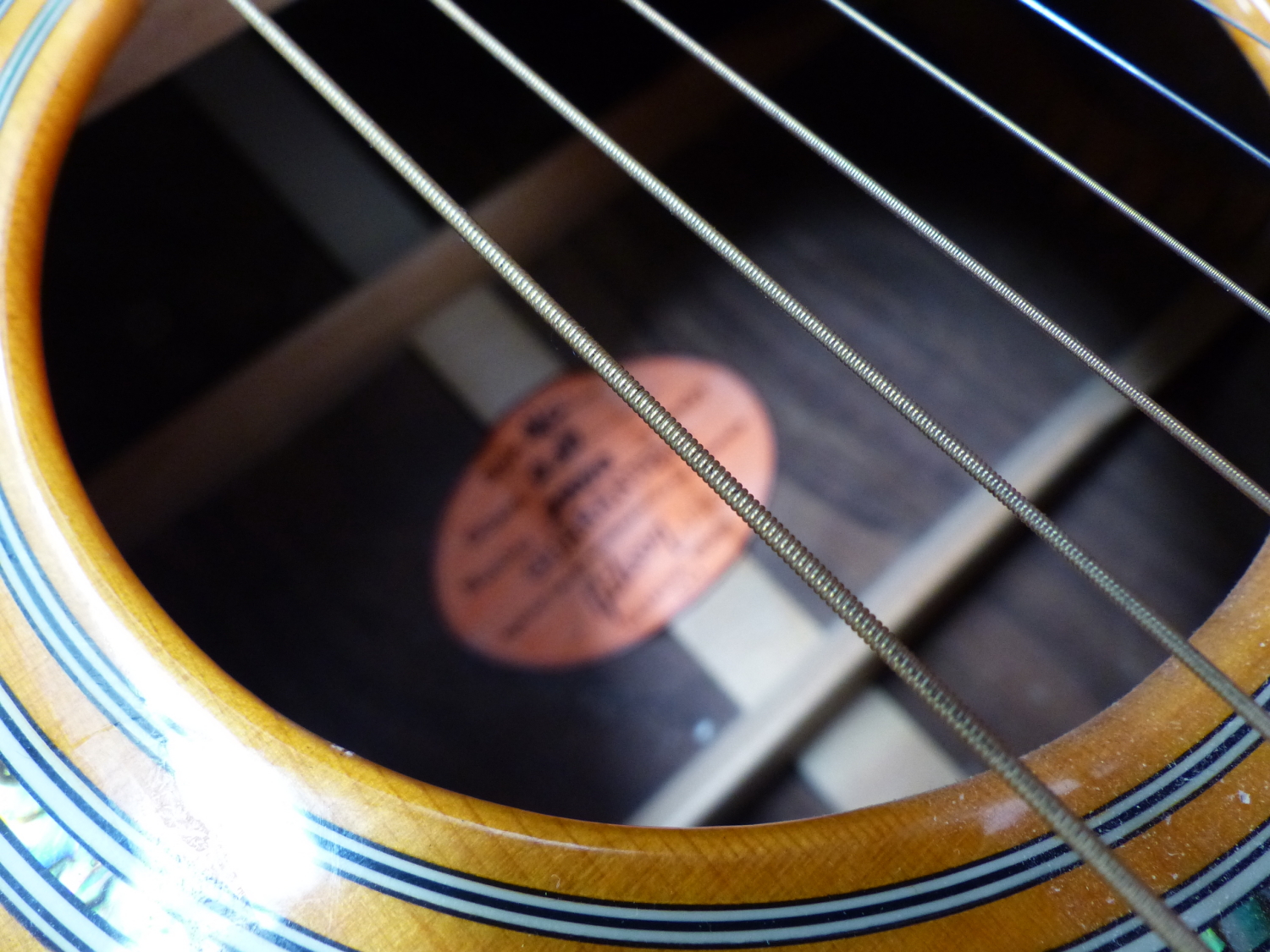 A COPY OF A GIBSON ACCOUSTIC GUITAR, No 38090 WITH A CARRYING CASE. NOTE THIS GUITAR IS A RE-BADGED - Image 5 of 28