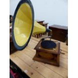 AN EARLY 20th.C.GERMAN OAK CASED GRAMOPHONE WITH YELLOW AND BLUE HORN.