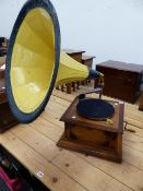 AN EARLY 20th.C.GERMAN OAK CASED GRAMOPHONE WITH YELLOW AND BLUE HORN.