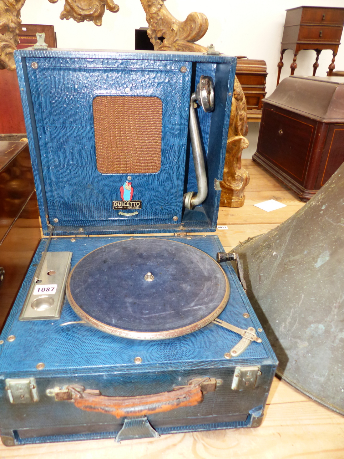 A BLUE LEATHERETTE CASED DULCETTO WIND UP GRAMOPHONE, THE SOUND BOX AND PLAYING ARM WITHIN THE