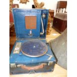 A BLUE LEATHERETTE CASED DULCETTO WIND UP GRAMOPHONE, THE SOUND BOX AND PLAYING ARM WITHIN THE