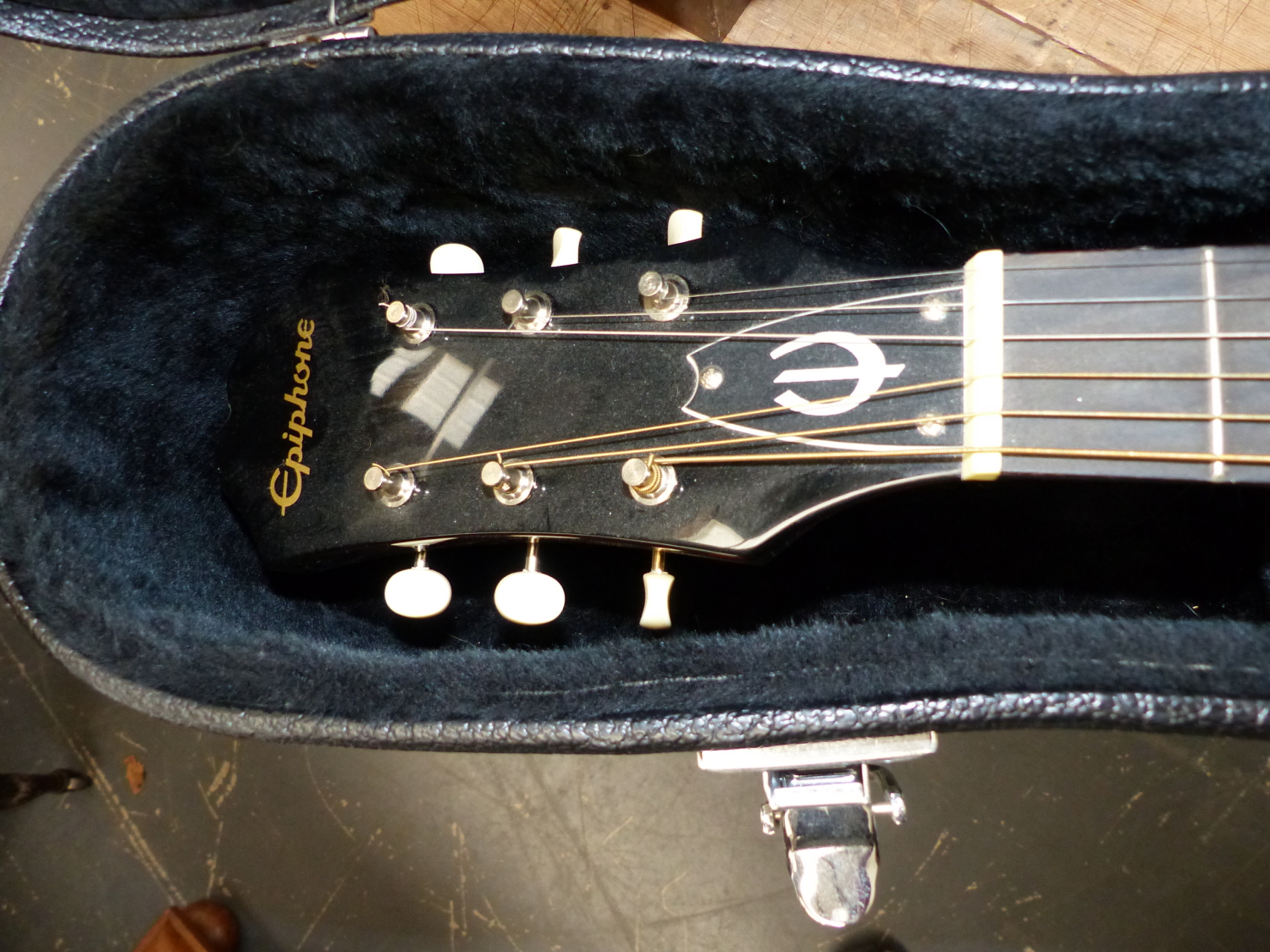 A EPIPHONE ACCOUSTIC GUITAR IN CARRYING CASE. - Image 4 of 29