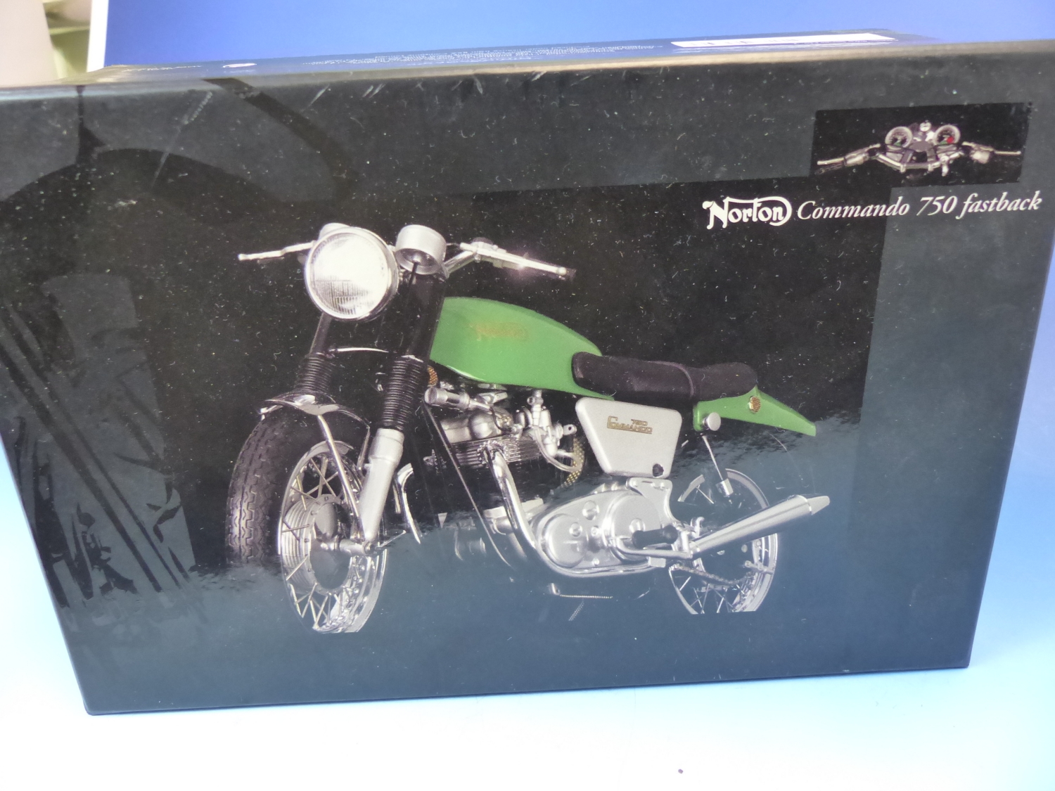 A MINICHAMPS SCALE MODEL OF A NORTON COMMANDO 750 FASTBACK MOTORBIKE IN ITS ORIGINAL BOX, THE BOX. W - Image 2 of 6