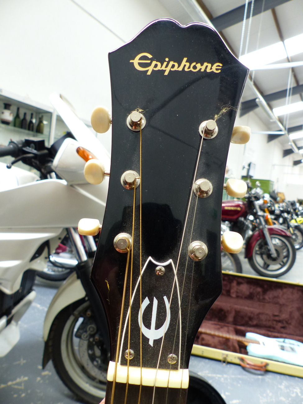 A EPIPHONE ACCOUSTIC GUITAR IN CARRYING CASE. - Image 22 of 29