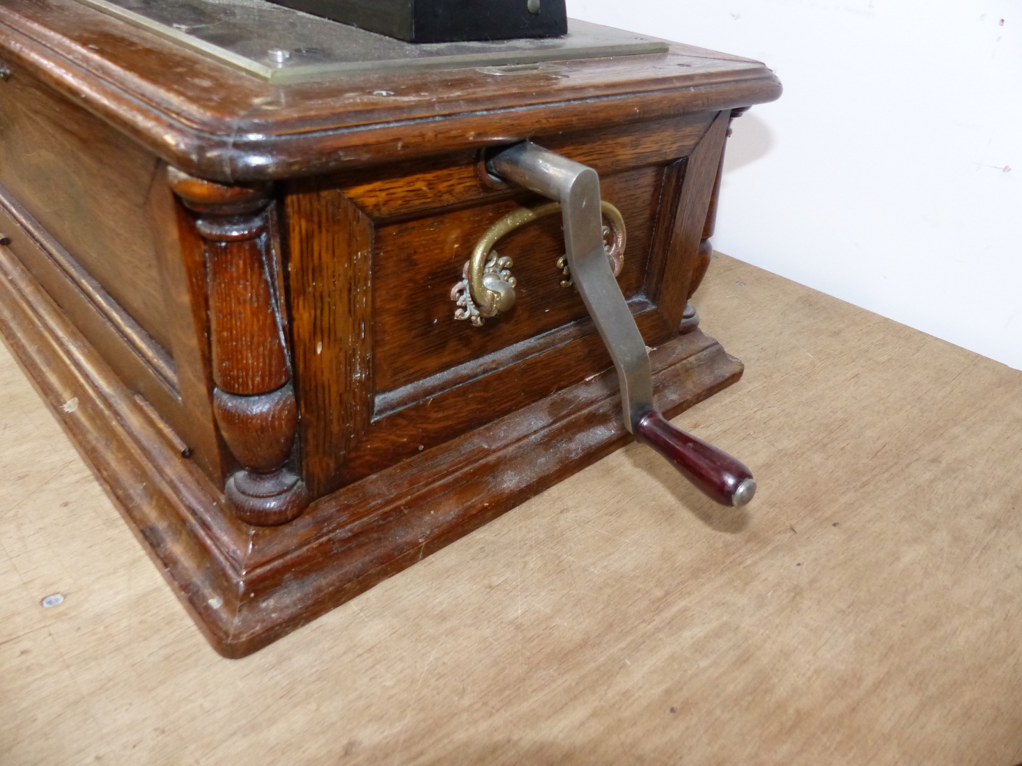 AN OAK CASED GRAPHOPHONE CYLINDER DISC PLAYER THE ROUND ARCHED LIFT OFF LID OVER THE PLAYER MOVEMENT - Image 5 of 12