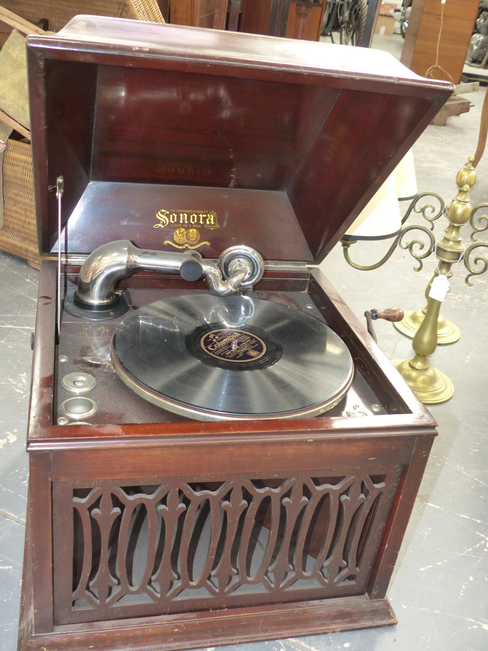 A MAHOGANY STAINED CASED SONORA WIND UP GRAMOPHONE, THE TURNTABLE ABOVE AN ALTERNATING ARROW AND