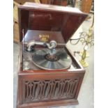 A MAHOGANY STAINED CASED SONORA WIND UP GRAMOPHONE, THE TURNTABLE ABOVE AN ALTERNATING ARROW AND