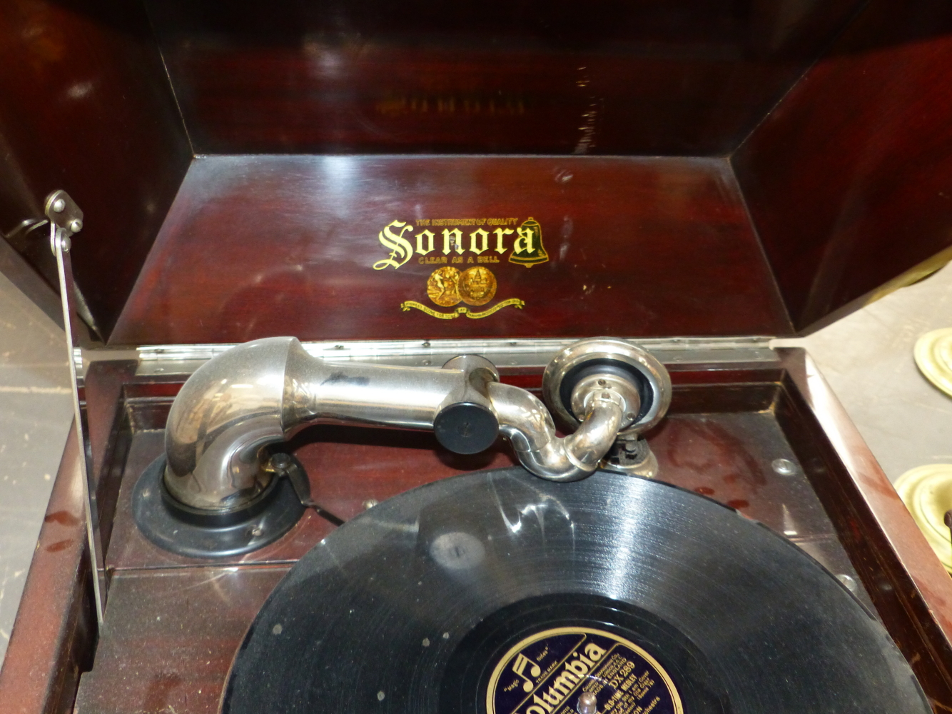 A MAHOGANY STAINED CASED SONORA WIND UP GRAMOPHONE, THE TURNTABLE ABOVE AN ALTERNATING ARROW AND - Image 4 of 7
