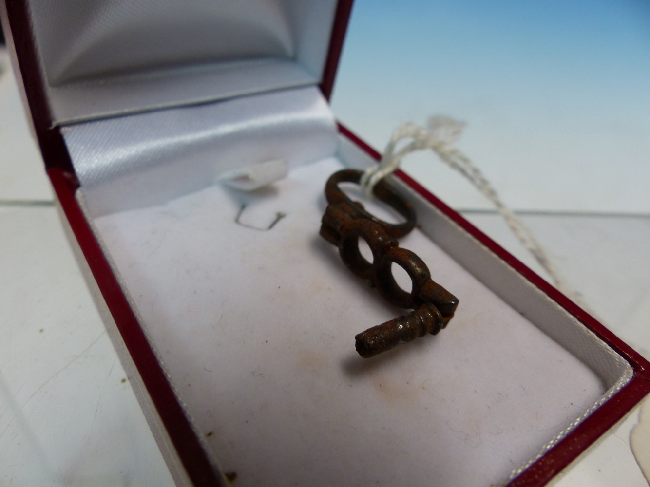 AN ARTICULATED WATCH KEY JOINTED TO WORK IN LINE OR AT RIGHT ANGLES TO THE LOOP HANDLE. - Image 4 of 4