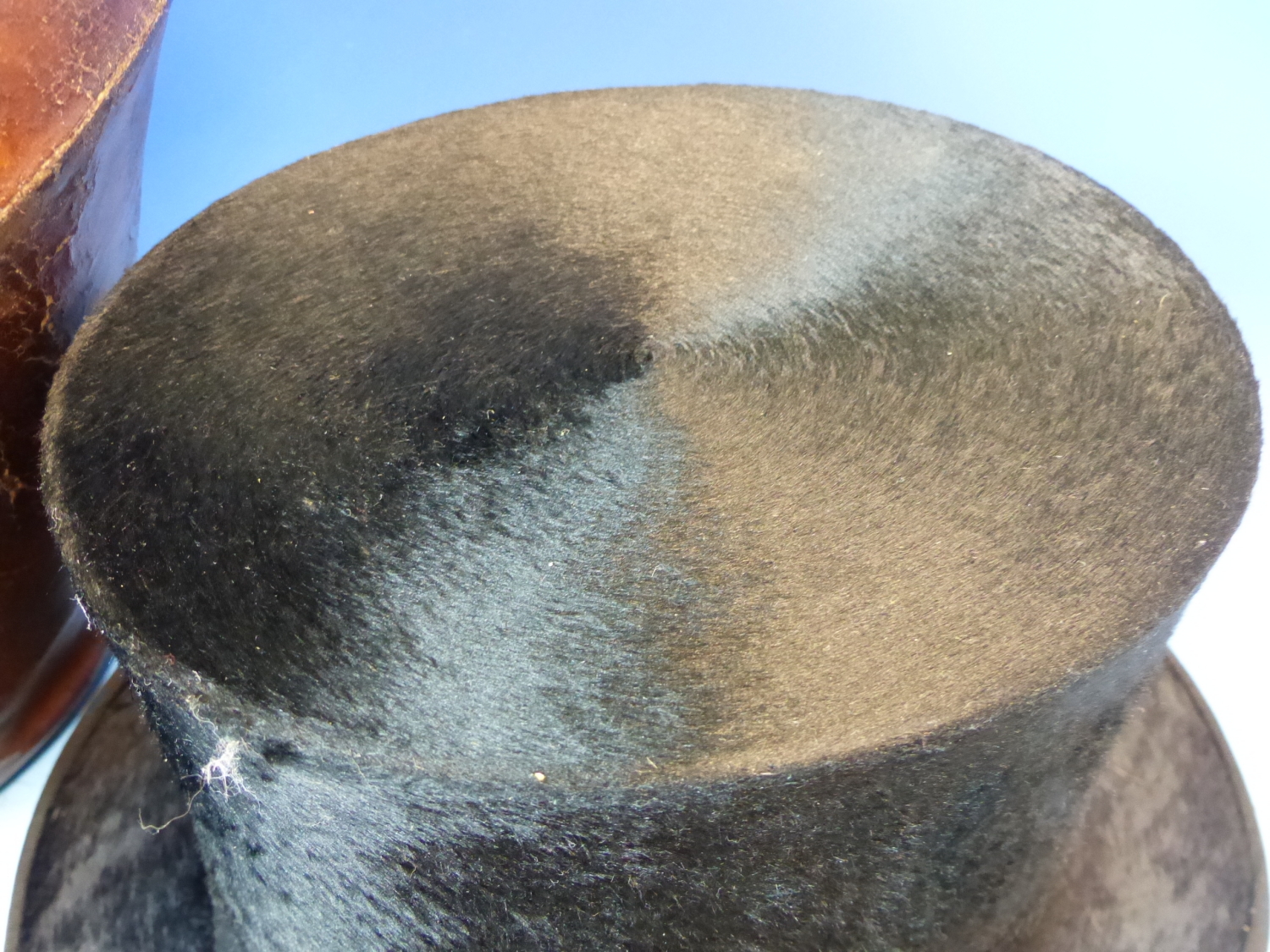 A FRENCH LEATHER CASED BRUSHED SILK TOP HAT. - Image 3 of 7