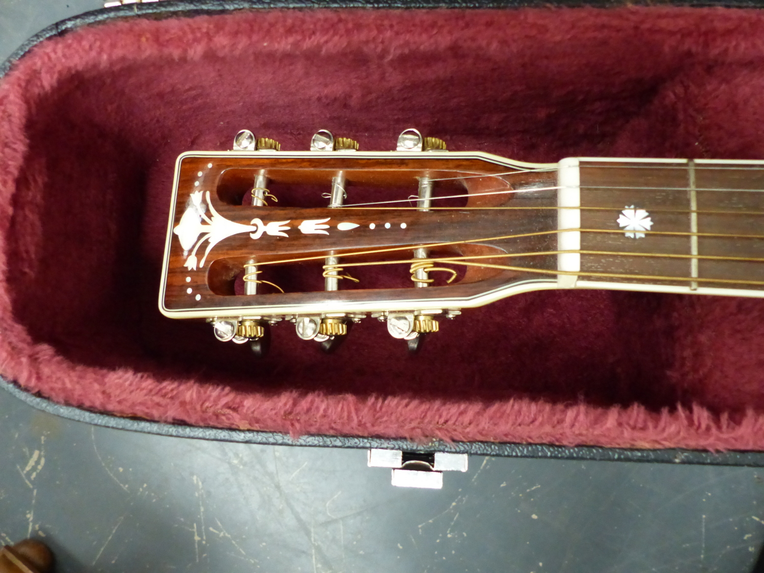 A COPY OF A GIBSON ACCOUSTIC GUITAR, No 38090 WITH A CARRYING CASE. NOTE THIS GUITAR IS A RE-BADGED - Image 3 of 28