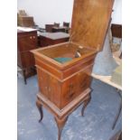 A WIND UP GRAMOPHONE IN SHERATON STYLE MARQUETRIED WALNUT CASE STANDING ON CABRIOLE LEGS, THE