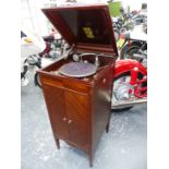 A MAHOGANY CASED PEROPHONE WIND UP GRAMOPHONE WITH THE TURNTABLE ABOVE DOORS OPENING ONTO THE