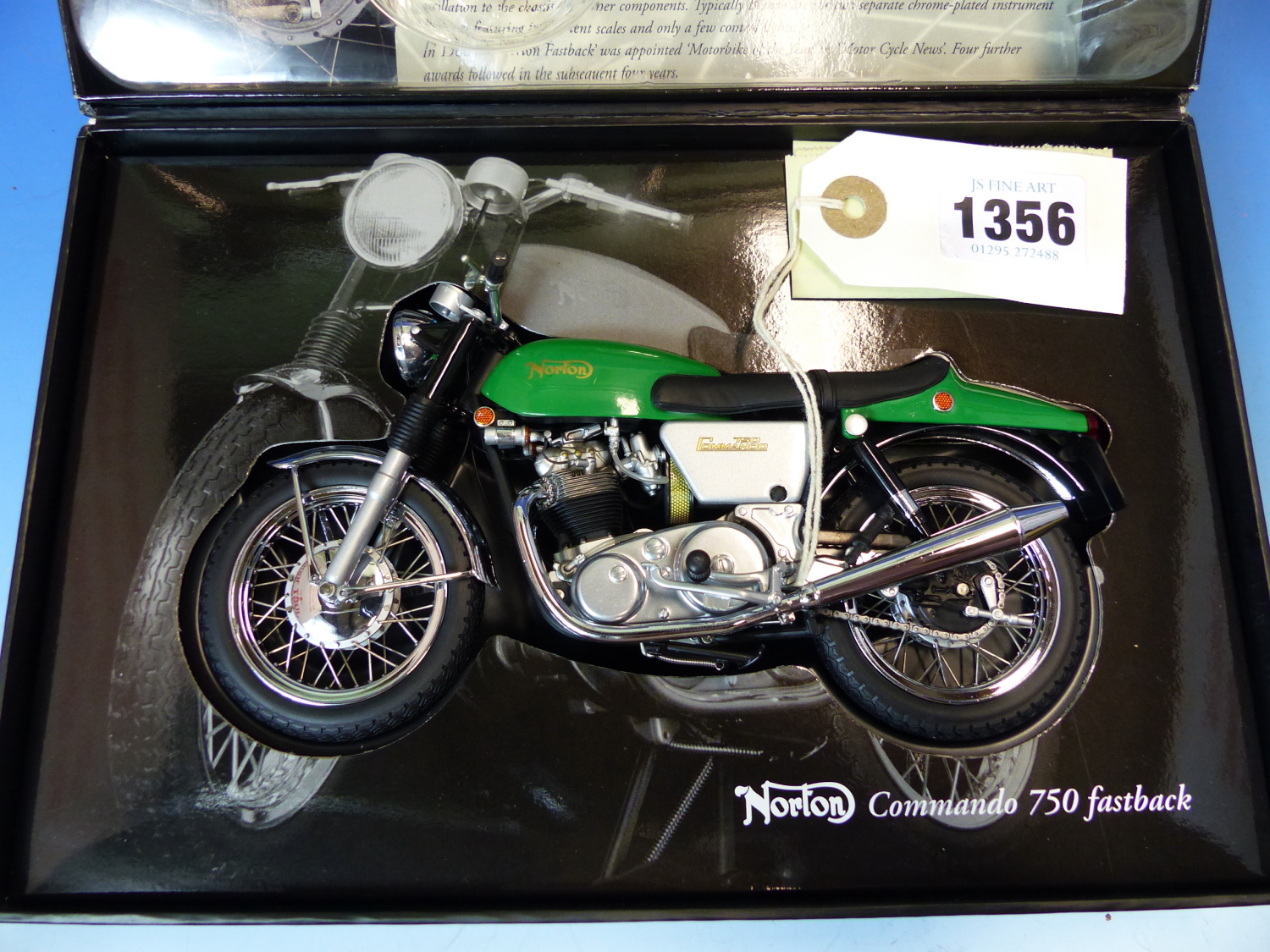 A MINICHAMPS SCALE MODEL OF A NORTON COMMANDO 750 FASTBACK MOTORBIKE IN ITS ORIGINAL BOX, THE BOX. W - Image 4 of 6
