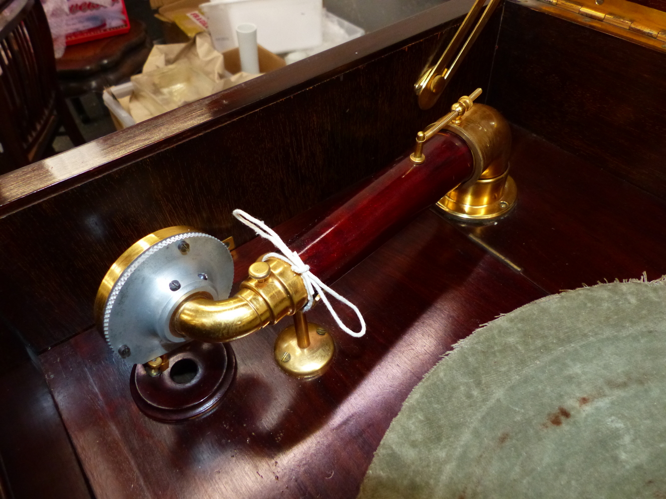 A MAHOGANY CASED VESPER WIND UP GRAMOPHONE, THE GILT MOUNTED MAHOGANY PLAYING ARM AND TURNTABLE - Image 4 of 9