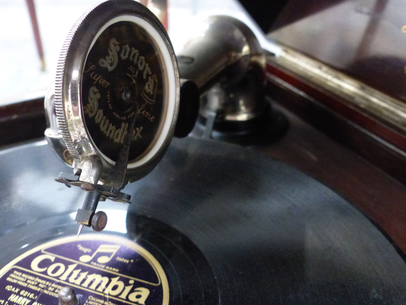 A MAHOGANY STAINED CASED SONORA WIND UP GRAMOPHONE, THE TURNTABLE ABOVE AN ALTERNATING ARROW AND - Image 5 of 7