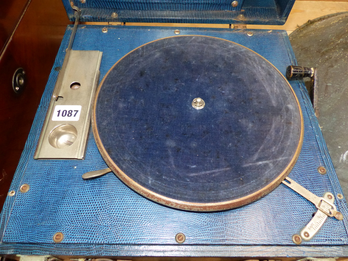 A BLUE LEATHERETTE CASED DULCETTO WIND UP GRAMOPHONE, THE SOUND BOX AND PLAYING ARM WITHIN THE - Image 2 of 4