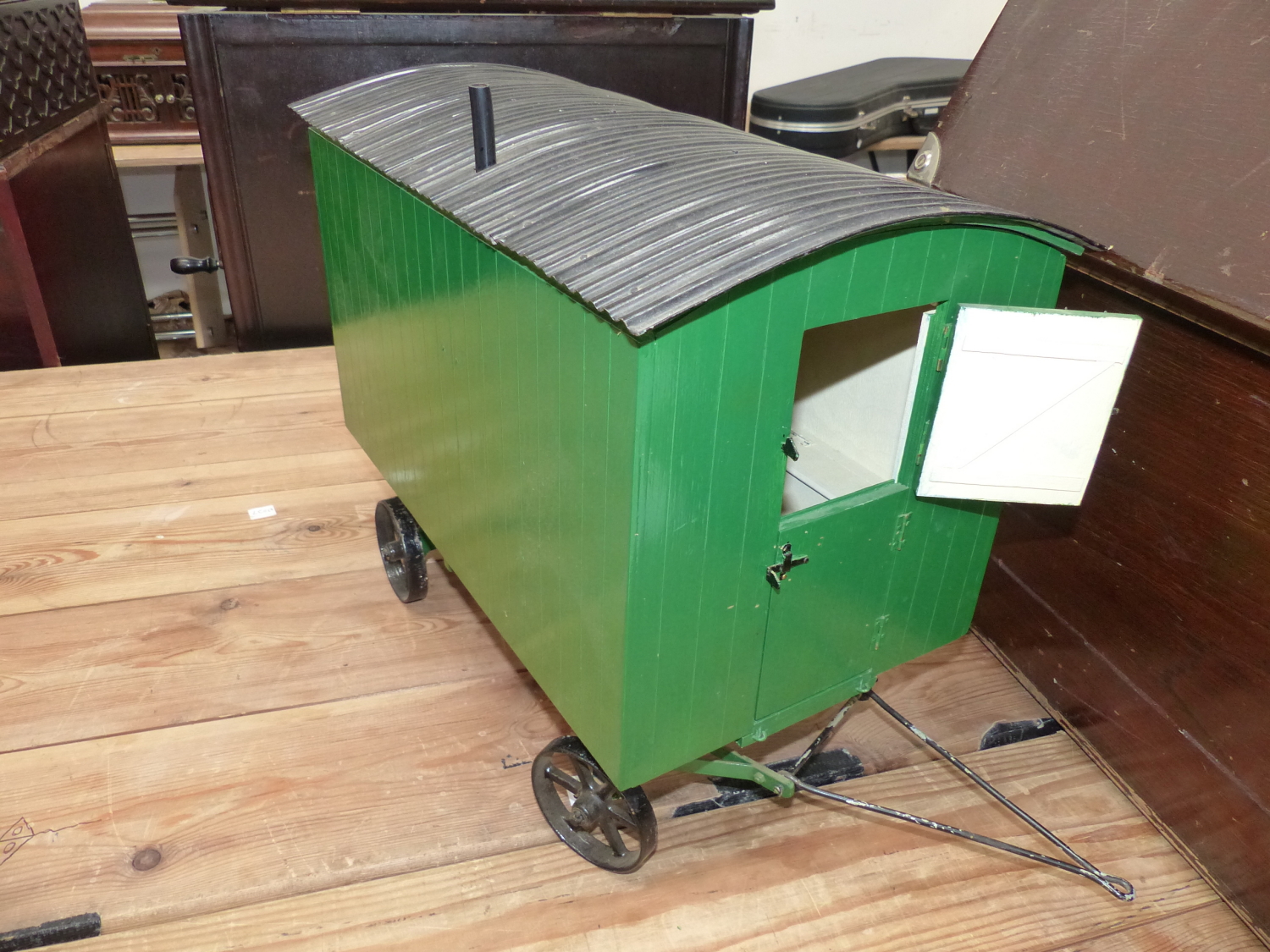 A SCALE MODEL GREEN PAINTED SHEPHERDS WAGON WITH BLACK WHEELS AND CORRUGATED IRON ROOF OVER A FITTED - Image 5 of 5